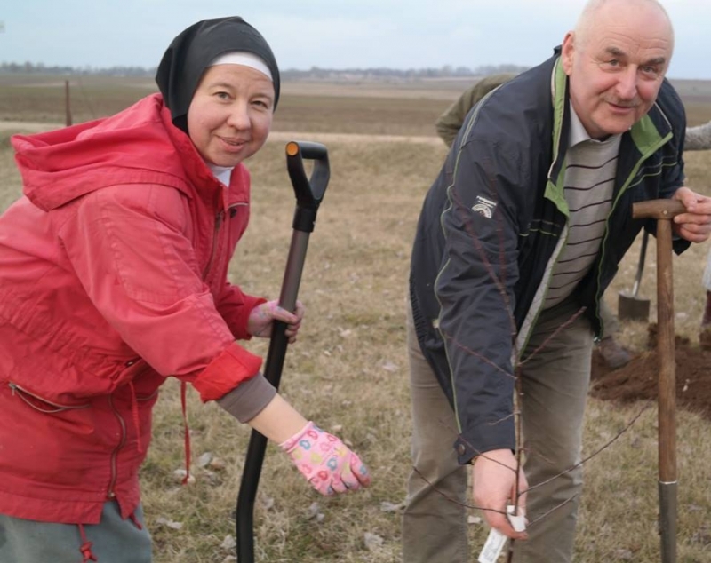 Vienuolių ir politikų draugystė greitai duos vaisių